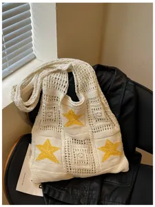 Vue detaillee du sac cabas de plage en tricot ajoure avec un joli motif d'etoile jaune.