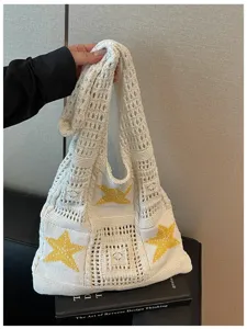 Détail en gros plan du sac bandoulière au crochet blanc avec motif étoile jaune ajouré.