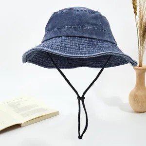 Cappello da pescatore in denim lavato con protezione solare e cordino sottogola regolabile.