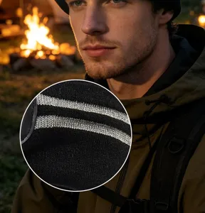 Nahaufnahme Detail der warmen Outdoor Strickmütze mit strukturiertem Doppelstreifenmuster.