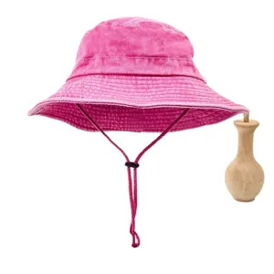Cappello da pesca in denim rosa con cordino, tesa larga protezione solare all'aperto.
