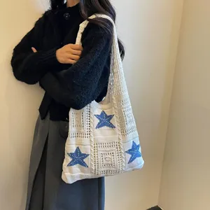 Sac épaule en tricot blanc pour femme avec étoiles bleues, cabas de plage crochet décontracté.