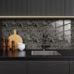 Gedetailleerd zicht op zwart-gouden marmeren muursticker, waterdichte keukenwand.