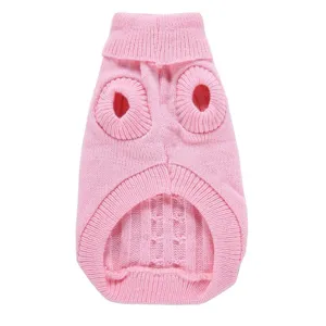 Détail de pull rose à col roulé pour animal, gros plan sur la texture en tricot fin et soigné.