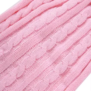 Détail de texture de tissu de pull pour animal de compagnie en tricot torsadé rose