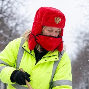 Colbacco invernale rosso con maschera facciale e stemma, caldo cappello da cacciatore in pelliccia.