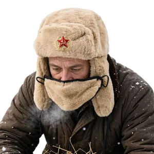 Spesso cappello ushanka invernale pelliccia sintetica maschera staccabile stemma sovietico.