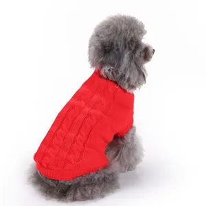 Vue détaillée du pull rouge pour chien en maille torsadée avec col haut et texture douce.
