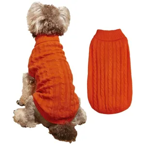 Vue détaillée du pull pour chien en tricot torsadé orange, vêtement d'hiver chaud pour animal.