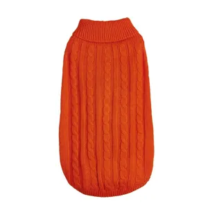 Gros plan detaille d un pull pour animal de compagnie orange avec col roule torsade.