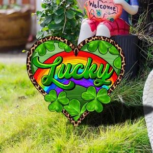 St. Patrick's Day hart tuinbord acryl tuinpaal met klavertje vier regenboog ontwerp.