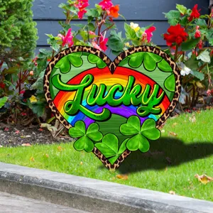St. Patrick's Day acryl tuinbord buiten gazon staak met klaverblad regenboog.