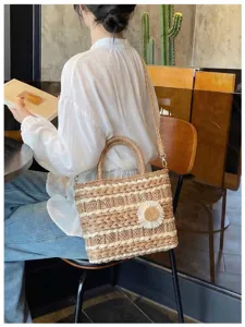 Woven straw handbag for women, chic shoulder crossbody bag with cute daisy flower, large capacity.