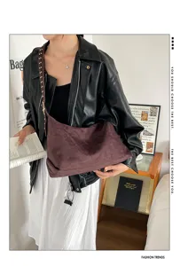 Vintage Wildleder Umhängetasche für Damen, Punk-Stil Nieten Achseltasche im Retro-Design.