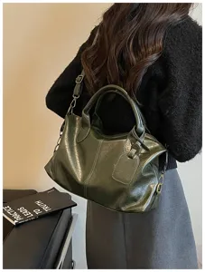 Donkergroene retro glanzende PU leer kussen handtas detail tonen schouder draagstijl.