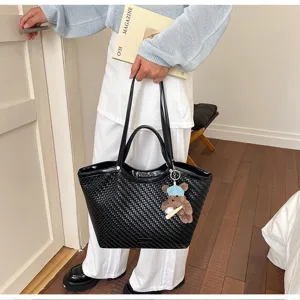 Stylish large capacity woven tote bag for women casual commuter shoulder bag summer new style
