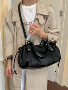 Borsa Tote Casual in Pelle PU da Donna Borsa a Tracolla in Morbida Pelle Commute con Ciondolo Nappa
