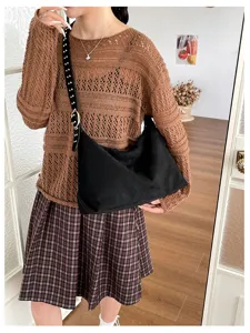Detailansicht einer retro schwarzen Wildleder-Umhängetasche mit Metallnieten und elegantem Punk-Stil.