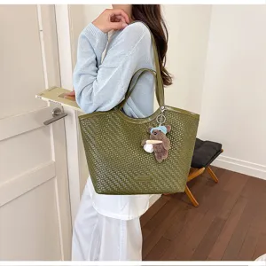 Green woven tote bag for women, stylish large capacity shoulder bag for daily commute.