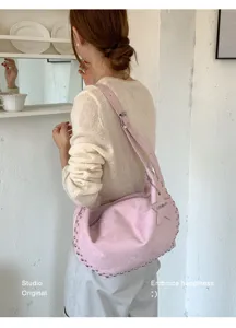 Roze suède hobo schoudertas met metalen studs en sterhanger voor stijlvolle dames.
