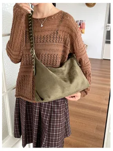 Retro Wildleder Umhängetasche für Damen, Punk Style Hobo Bag mit Nietenriemen im Alltag.