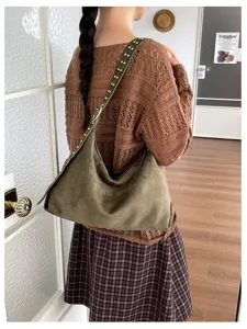 Olivgrüne Wildleder-Schultertasche mit Nietenriemen, stilvolle Retro-Hobo-Handtasche für Damen.