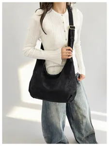 Schwarze Wildleder-Schultertasche Detailansicht, vielseitige Hobo-Tasche mit Reißverschluss.
