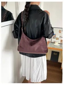 Retro Wildleder Umhängetasche für Damen, stilvolle Nieten Achseltasche für lässiges Pendeln.