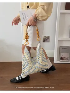 Ωραία ψάθινη τσάντα tote με ξύλινες χάντρες λαβές και πλεκτή τσάντα παραλίας crochet.