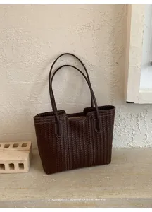 Woven leather tote bag for women, stylish brown shoulder handbag with large capacity and retro vibe.