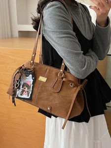 Borsa a tracolla marrone chic di grande capacità da donna, stile quotidiano di tendenza.