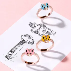 Encantador anillo diseño mariquita con circonitas brillantes, joya colorida y bonita.