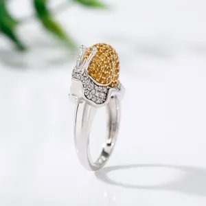 Primo piano dettagliato dell'anello a chiocciola micro-pavé di lusso con pietre gialle e bianche.