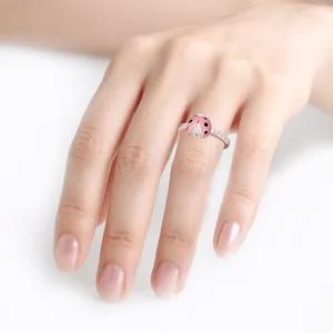 Primer plano detallado del lindo anillo de diamantes de imitación de mariquita rosa, elegante.