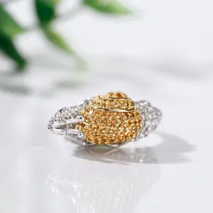 Primo piano dettagliato dello squisito anello a forma di lumaca con strass microincastonati.