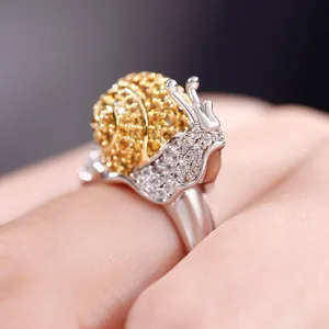 Primo piano dettagliato dell'anello a chiocciola in strass con squisita micro-pavé.