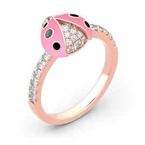 Primer plano detallado del anillo de mariquita rosa con circonitas brillantes y oro rosa.