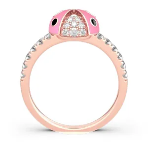 Vista detallada del bonito anillo de mariquita rosa con piedras brillantes y oro rosa.