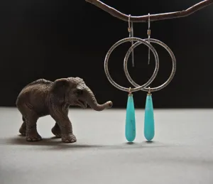 Handgemaakte 925 zilveren gehamerde oorhangers met prachtige turquoise edelsteen druppels.
