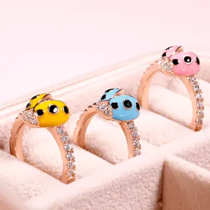 Bonito anillo de mariquita con esmalte colorido y brillantes circonitas en oro rosa.