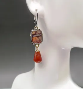 Vintage Edelstein Ohrringe mit rechteckigem Stein und rotem tropfenförmigen Anhänger.