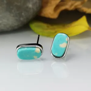 Boucles d'oreilles clous turquoise ovale élégantes avec sertissage métal pour femmes.