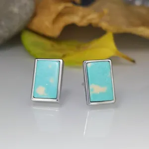 Élégantes boucles d'oreilles clous en argent et turquoise rectangulaire naturelle.