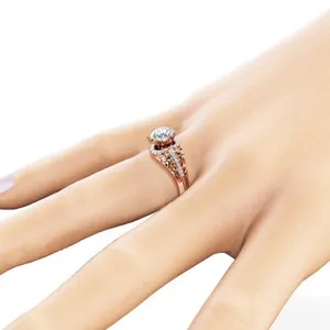 Nahaufnahme des filigranen Roségold Zirkonia Rings mit kunstvollen Vintage Verzierungen.
