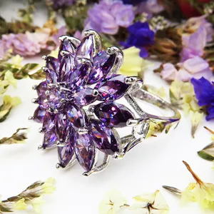Prachtige paarse zirkonia bloemring, elegante zilverkleurige modejuwelen voor vrouwen.