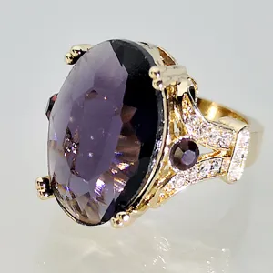 Λεπτομερής λήψη μάκρο ενός vintage 18k επιχρυσωμένου μοβ οβάλ δαχτυλιδιού με ζιργκόν.