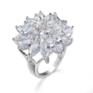 Prachtige zilveren bloem statement ring bezet met schitterende kubieke zirkonia stenen.