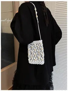 Borsa a tracolla intrecciata a mano da donna, elegante borsa telefono perla.