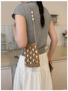 Mini borsa a tracolla intrecciata a mano con perline e design traforato per uno stile estivo casual.