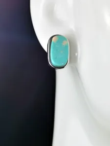 Boucles d'oreilles puces turquoise ovale minimalistes en argent 925, style géométrique.